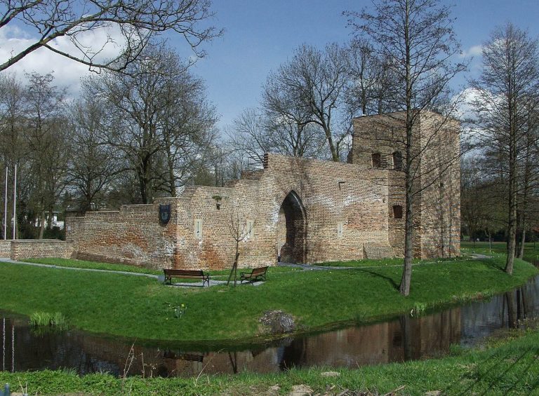 Burg Hüls: A Medieval Moated Castle in Krefeld, Germany