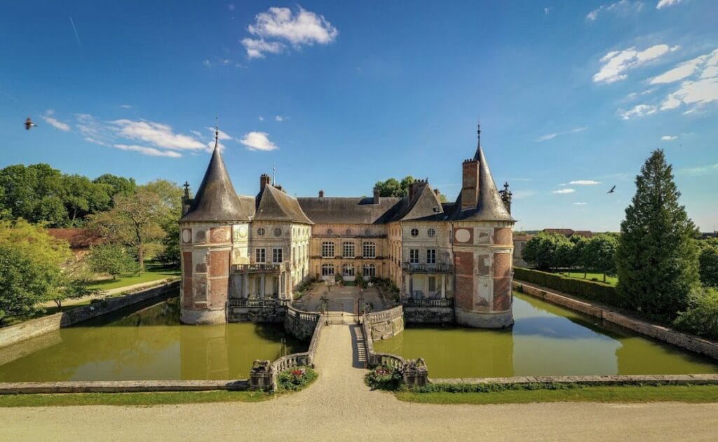 Château de Longecourt-en-Plaine: From Fortified House to Country Residence 5 Château de Longecourt-en-Plaine