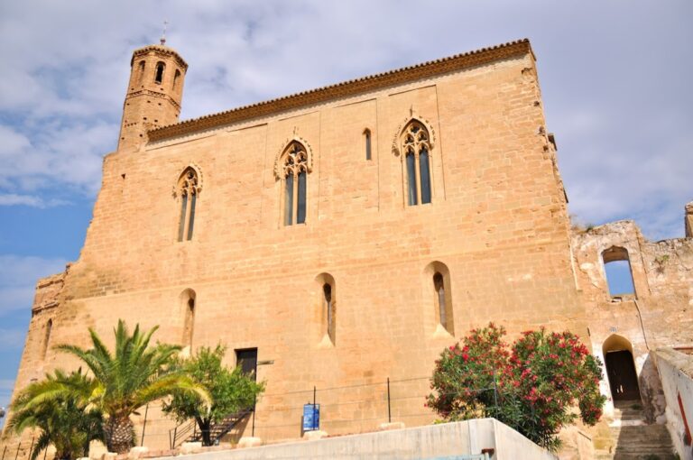 Castillo Palacio Arzobispal: A Historic Castle-Palace in Albalate del Arzobispo, Spain