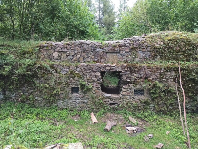 Ronovec Castle: A Medieval Stronghold in the Czech Republic
