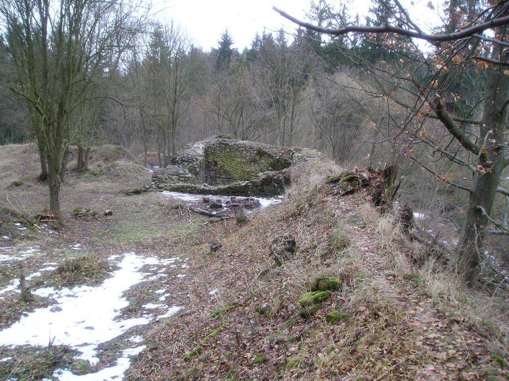 Ronovec: A Gothic Castle Ruin in Czechia 1 Ronovec