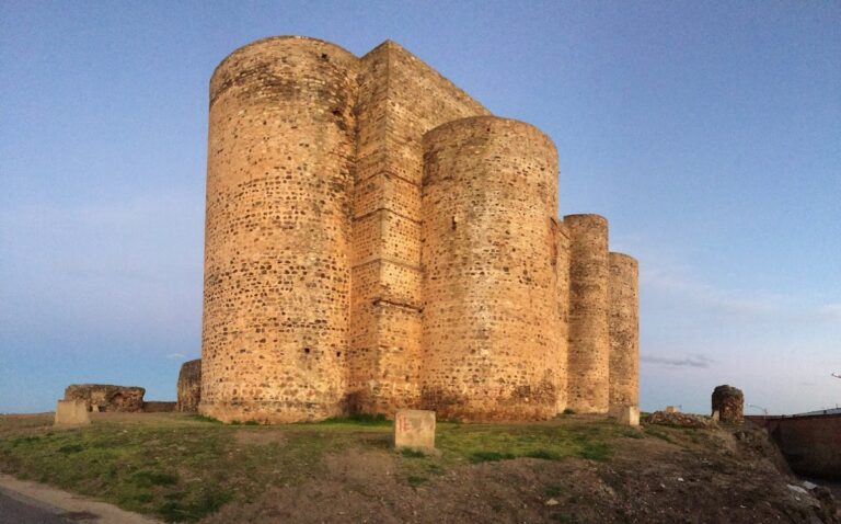Castillo de Villalba de los Barros: A Historic Fortress in Spain