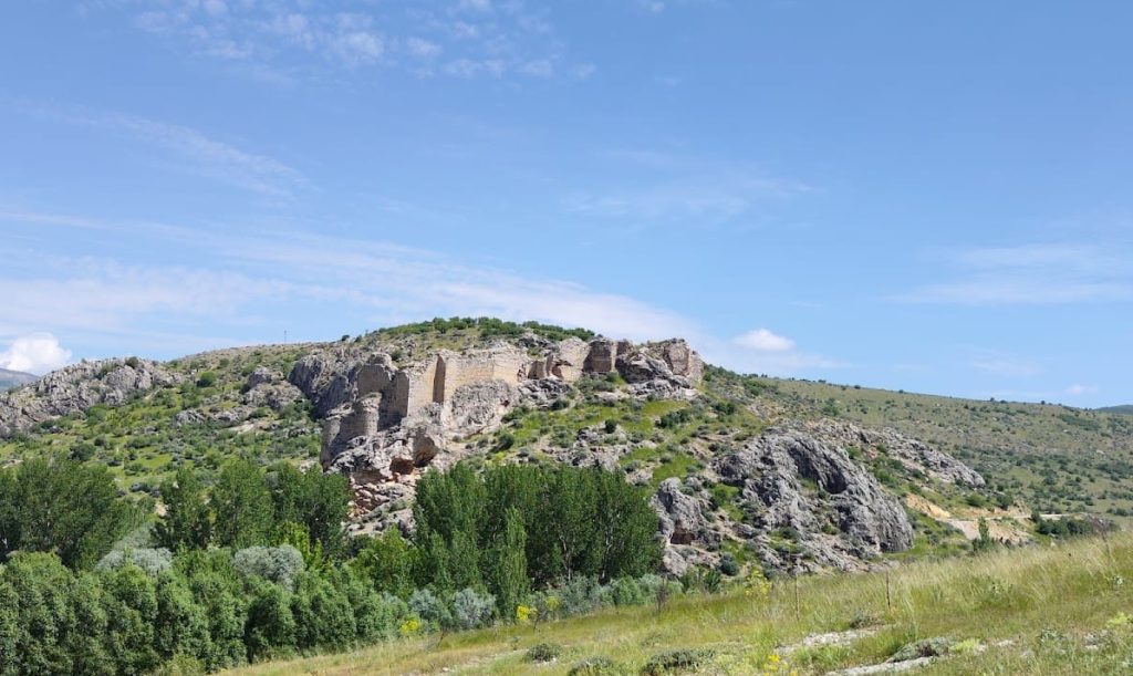 Hurman Castle: A Byzantine–Seljuk Fortress in Türkiye 3 Hurman Castle