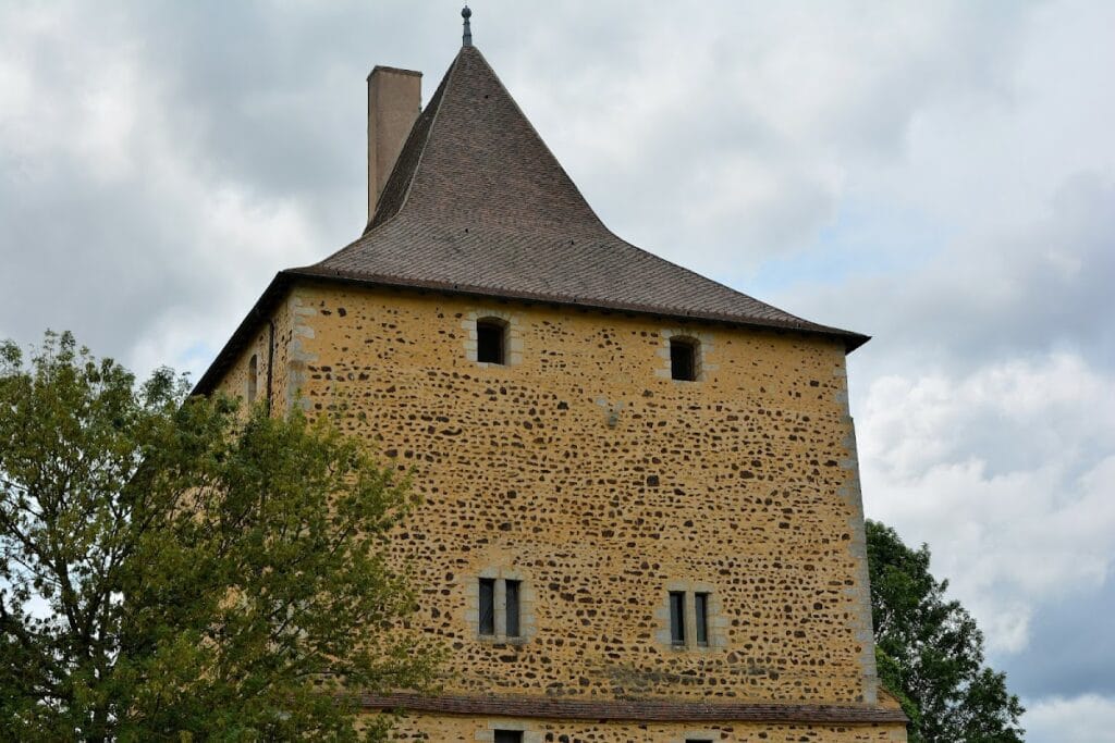 Ensemble castral de Vesvre: A Fortified Complex in France 1 Ensemble castral de Vesvre
