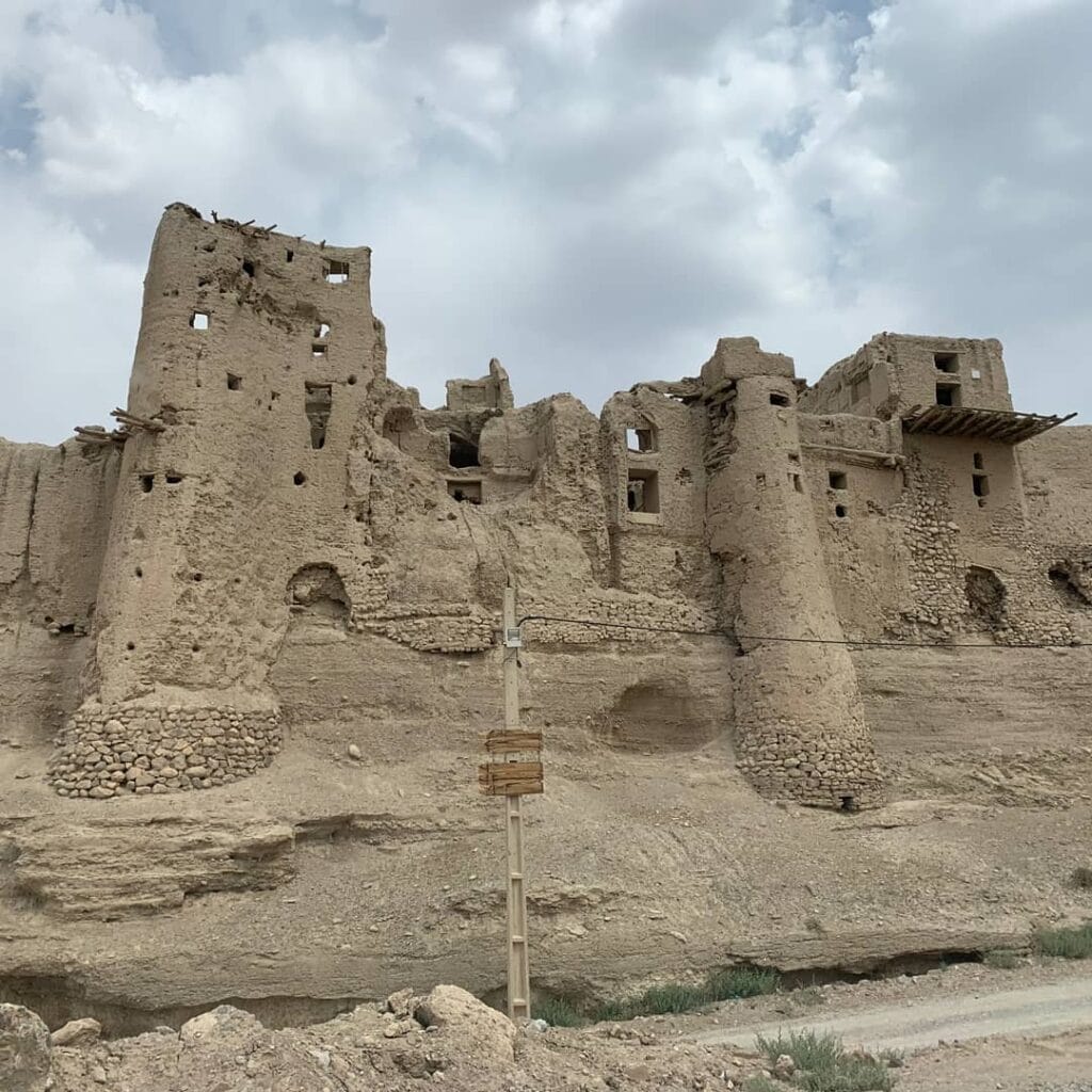 Izadkhast Castle: A Historic Fortified Settlement in Iran 7 Izadkhast Castle