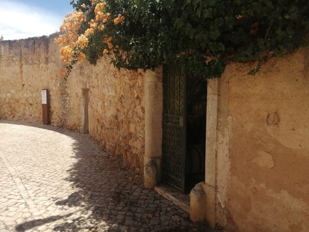 Castle of Alcantarilha: A Fortified Algarve Complex in Portugal 1 Castle of Alcantarilha