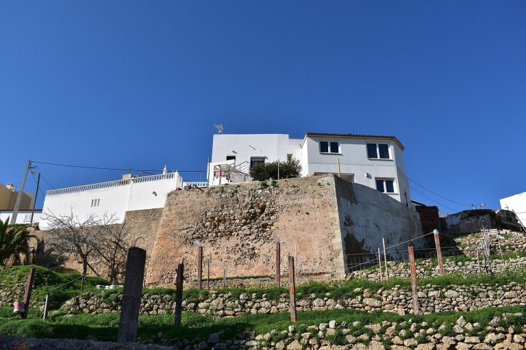 Castle of Alcantarilha: A Fortified Algarve Complex in Portugal