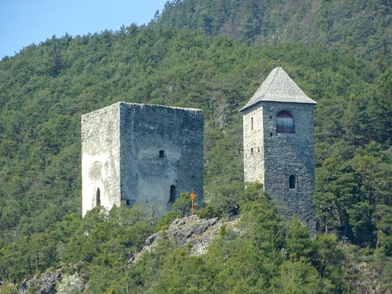 Burgruine Fragenstein: A Medieval Castle Ruin in Zirl, Austria