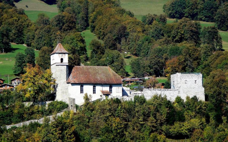 Ringgenberg Castle: A Medieval Fortress and Church in Switzerland