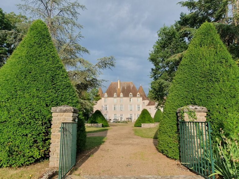 Château de Ragny: A Historic Castle in Savigny-en-Terre-Plaine, France