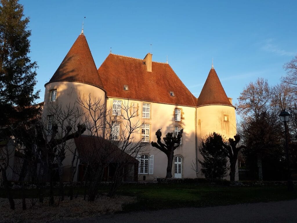 Ragny Castle: A Former Medieval Fortified Castle in France 2 Château de Ragny