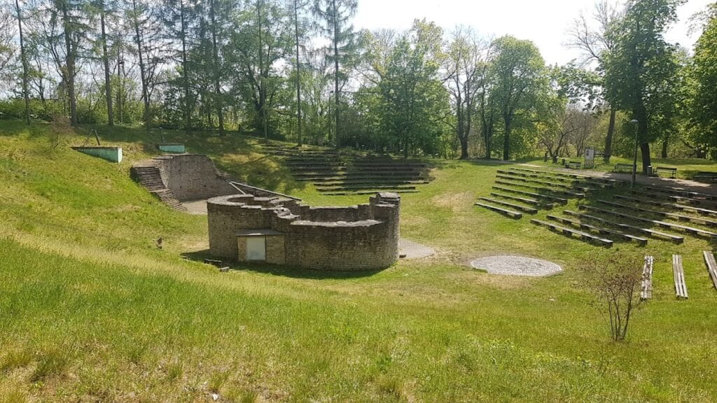 Burg Groitzsch: A Medieval Castle and Archaeological Earthwork in Germany 1 Burg Groitzsch
