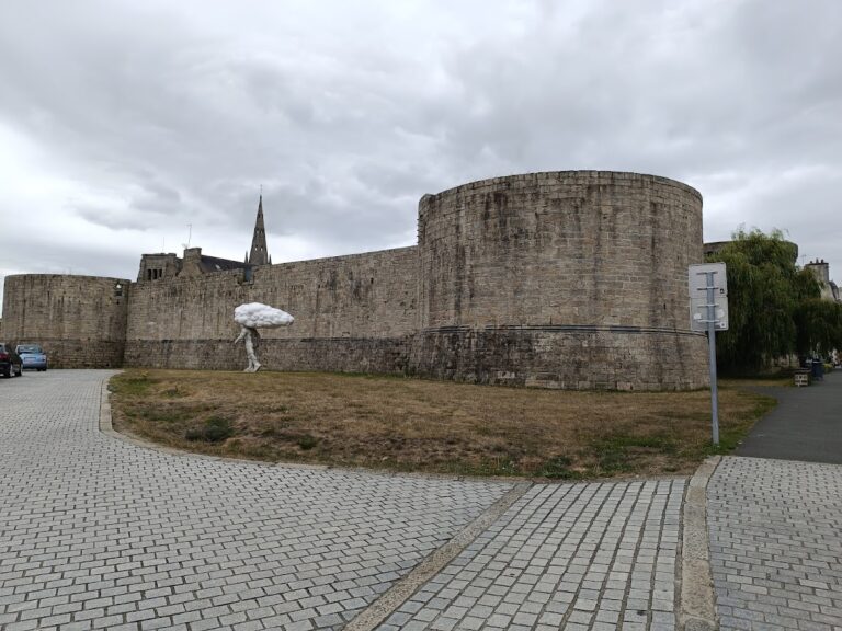 Château de Pierre II: A Medieval Fortress in Guingamp, France