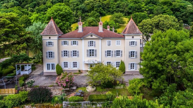 Château de Chaulnes: A Former Seigneurial Residence in France