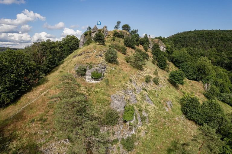 Burgstall Niesten: A Medieval Castle and Administrative Seat in Germany