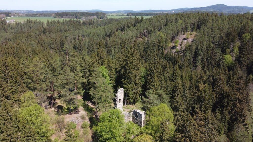 Louzek Castle: A Medieval Fortress in the Czech Republic 6 Louzek