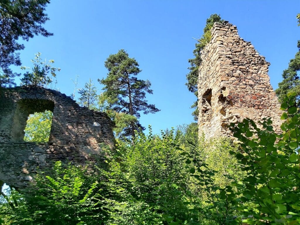 Louzek Castle: A Medieval Fortress in the Czech Republic 7 Louzek