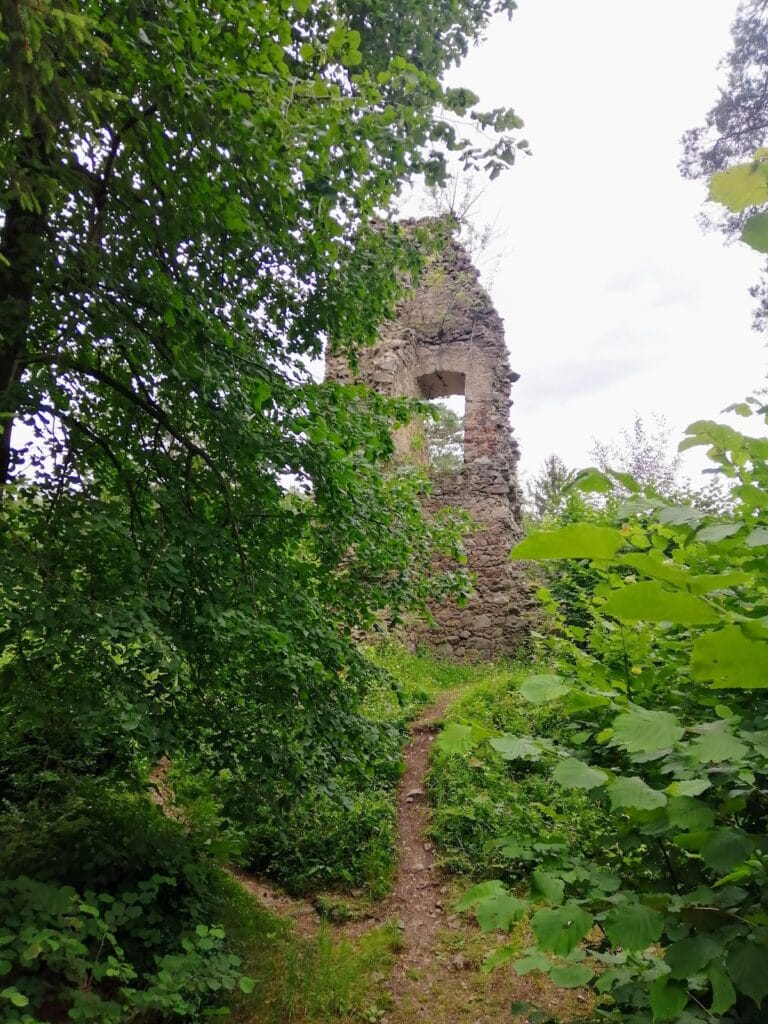 Louzek Castle: A Medieval Fortress in the Czech Republic 9 Louzek