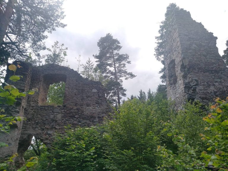 Louzek: A Gothic Castle Ruin in Czechia