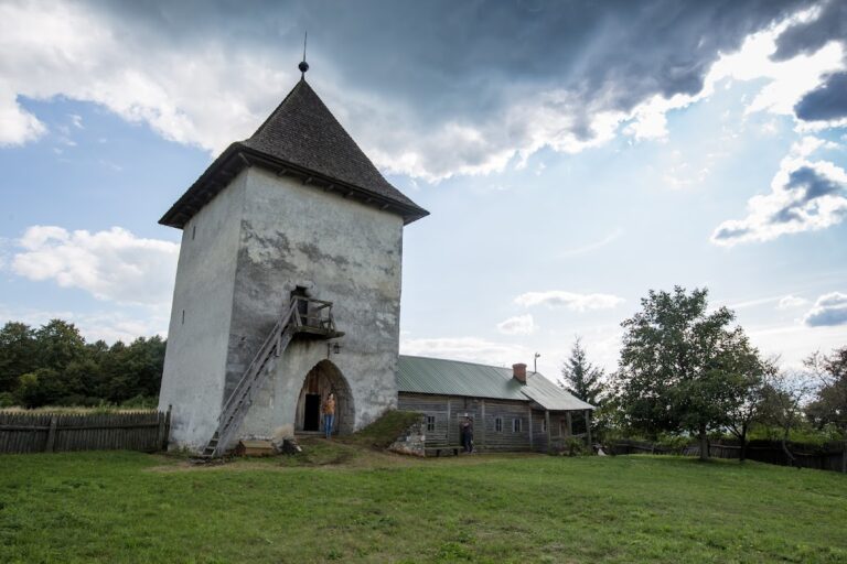 Piatnýchany Defense Tower: A Medieval Fortification in Ukraine