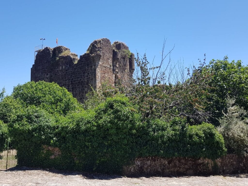 Castle of Valverde de la Vera: A Fortified Historic Complex in Spain 3 Castle of Valverde de la Vera