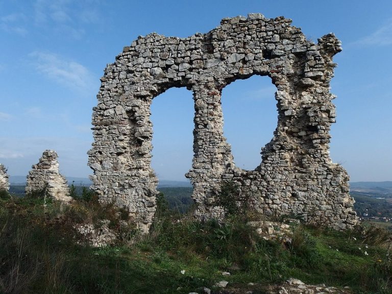 Castle of Csővár: A Medieval Fortress and Renaissance Residential Castle in Hungary