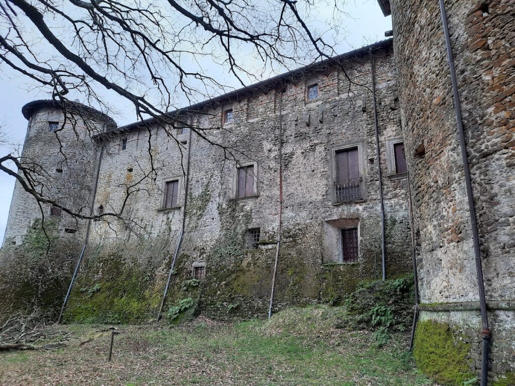 Castle of Monti: A Medieval Fortress in Lunigiana 4 Castle of Monti