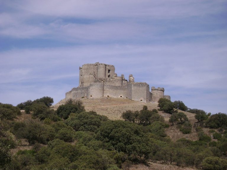Castillo de Puebla de Almenara: A Hilltop Fortress in Spain