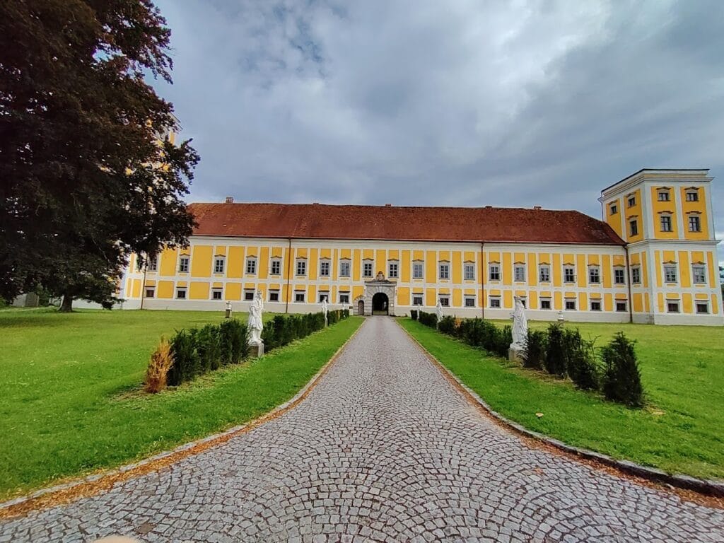 Schloss Tillysburg: A Renaissance-Baroque Castle in Austria 1 Schloss Tillysburg