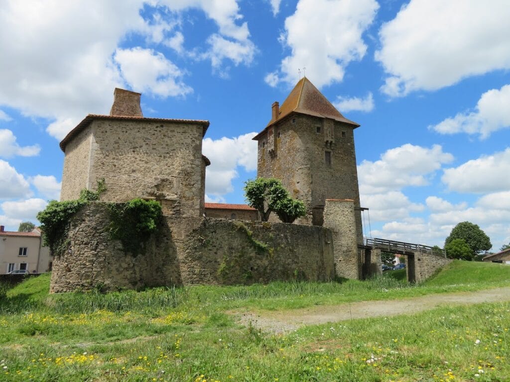 Château d'Ardelay: A Medieval Fortified Castle in Les Herbiers, France 1 Château d'Ardelay
