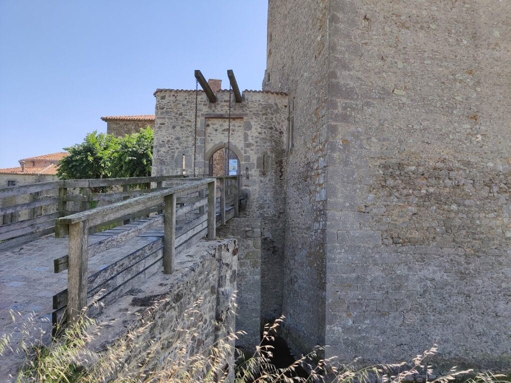 Château d'Ardelay: A Medieval Fortified Castle in Les Herbiers, France 2 Château d'Ardelay