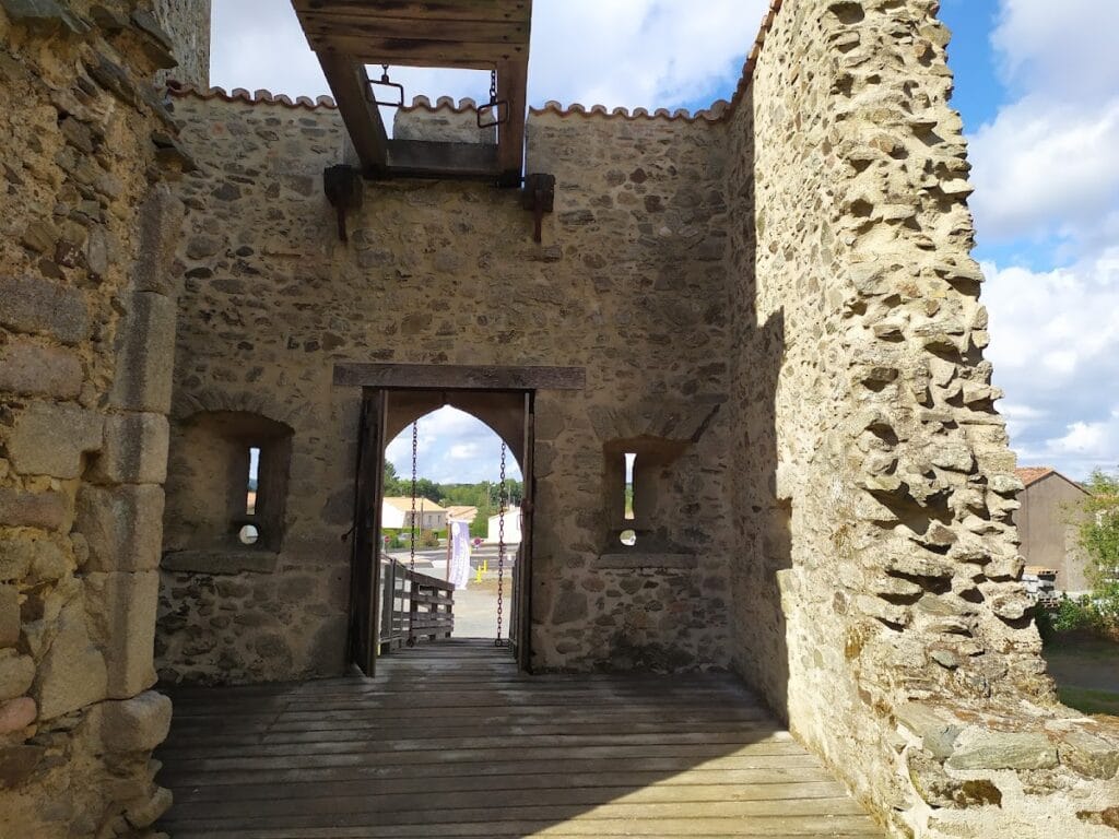 Château d'Ardelay: A Medieval Fortified Castle in Les Herbiers, France 4 Château d'Ardelay