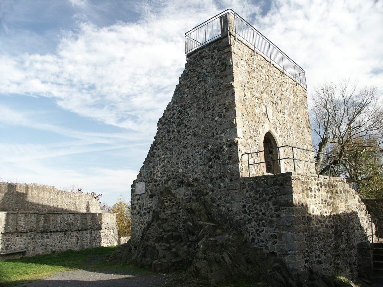 Burg Hauneck: A Medieval Hessian Castle and Administrative Seat