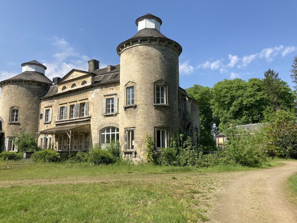 Kasteel van Leut: A Historic Castle and Estate in Maasmechelen, Belgium 7 Kasteel van Leut