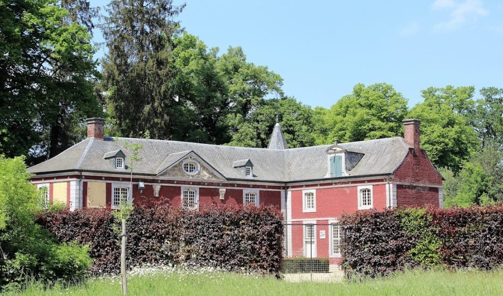 Kasteel van Leut: A Historic Moated Castle and Manor House in Belgium 3 Kasteel van Leut
