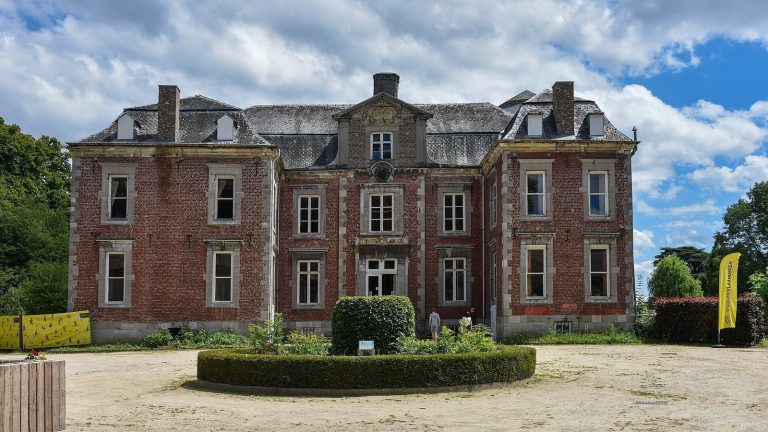 Kasteel van Leut: A Historic Moated Castle and Manor House in Belgium
