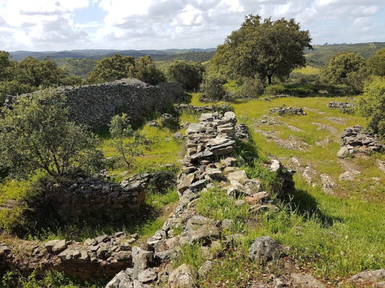 Castro da Cola: A Fortified Settlement in Ourique, Portugal