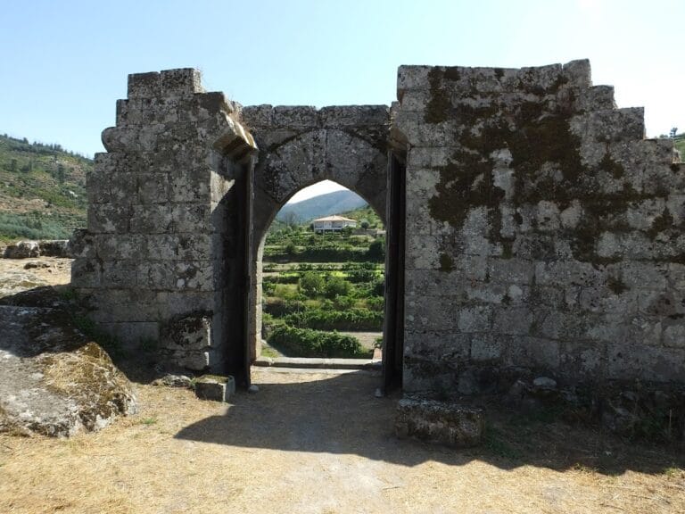 Castle of Avô: A Historic Fortress in Oliveira do Hospital, Portugal