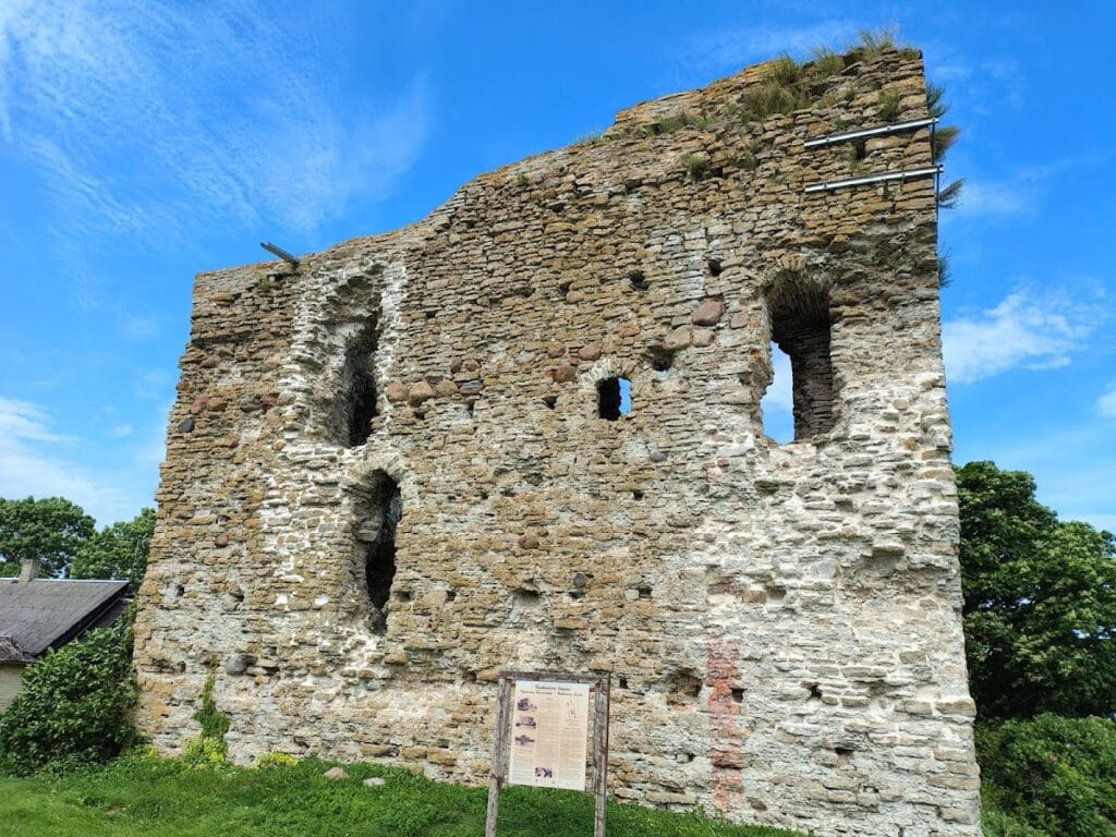 Vasknarva Castle: A Medieval Border Fortress in Estonia 1 Vasknarva Castle