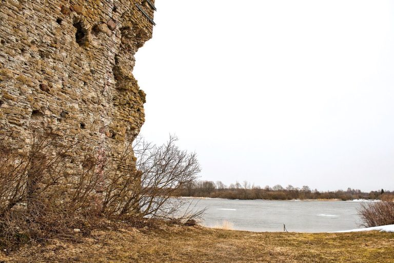 Vasknarva Castle: A Medieval Border Fortress in Estonia