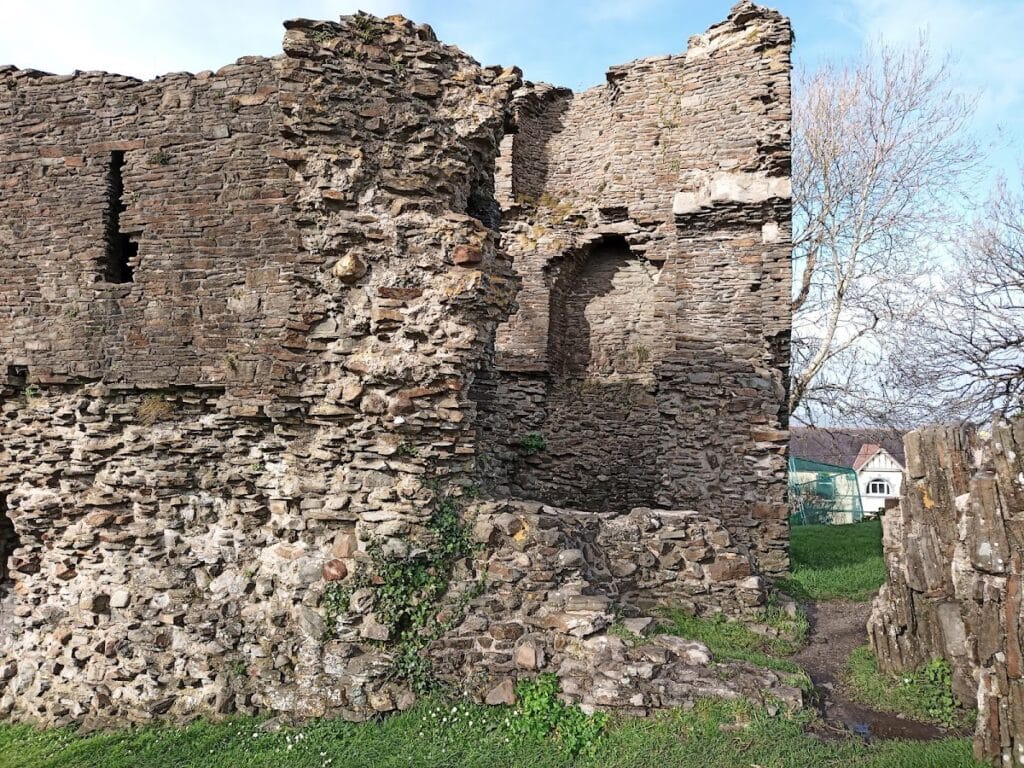 Loughor Castle: An Anglo-Norman Fortress in South Wales 2 Loughor Castle