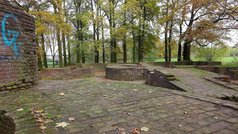 Burg Wachtendonk: A Ruined Lowland Castle on the Niers