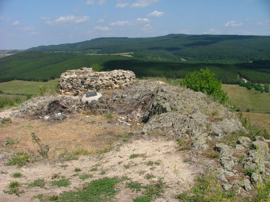 Hegesdi Castle: A Medieval and Ottoman Frontier Fortress in Hungary 2 Hegesdi Castle