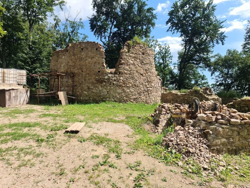 Obišovský hrad: A Medieval Castle in Slovakia 1 Obišovský hrad