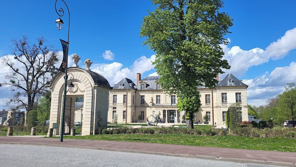 Château de Sucy-en-Brie: A Classical French Estate with Historical and Cultural Heritage 7 Château de Sucy-en-Brie