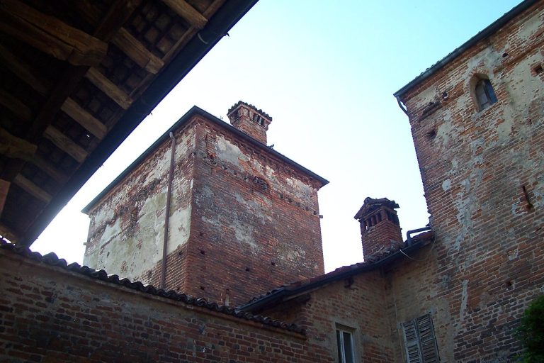 Lardirago Castle: A Fortified Estate and Agricultural Complex in Italy
