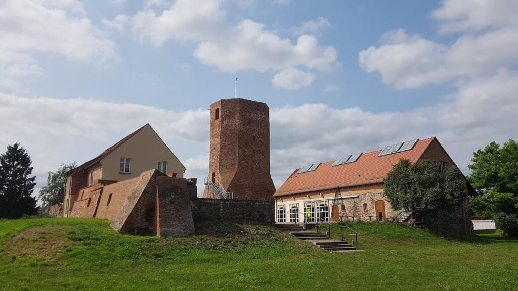 Löcknitz Castle: A Medieval Lowland Fortress in Germany 1 Löcknitz Castle