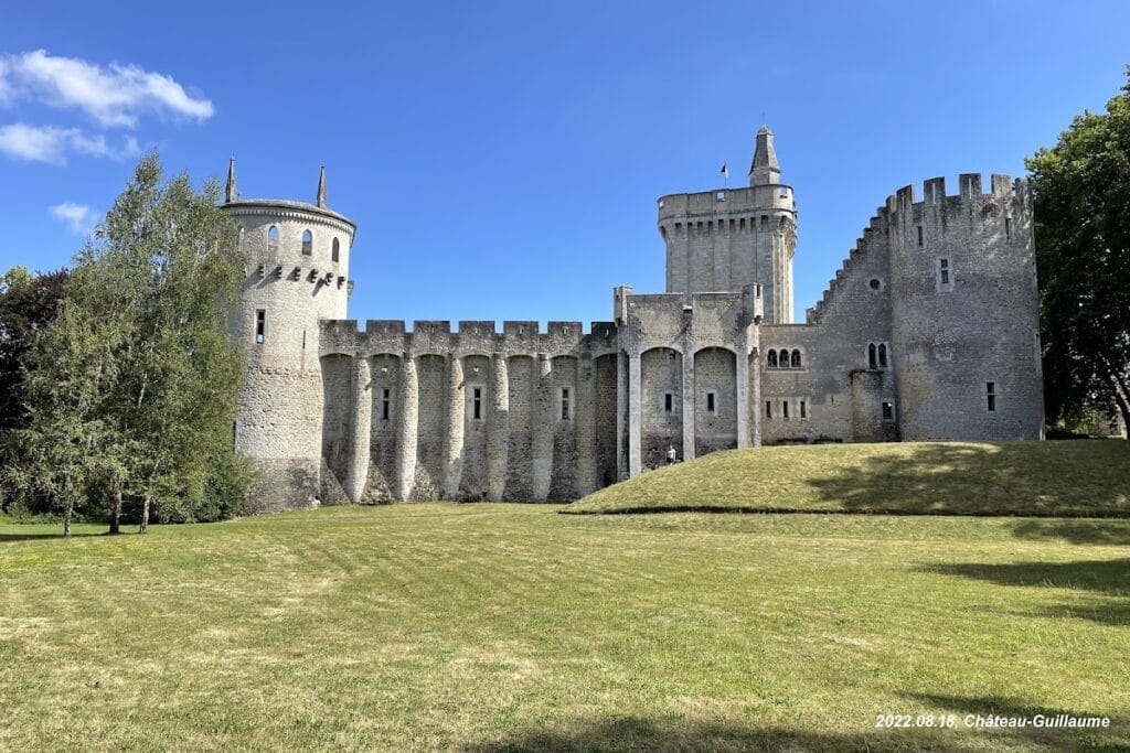 Château Guillaume de Lignac: A Medieval Fortified Castle in France 2 Château Guillaume de Lignac