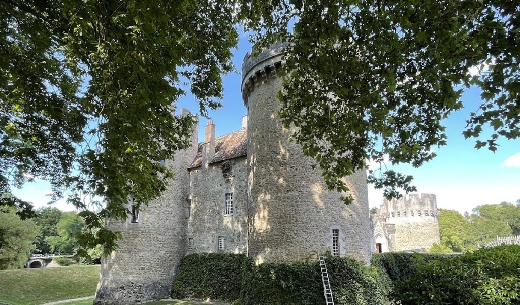 Château Guillaume de Lignac: A Medieval Fortified Castle in France 3 Château Guillaume de Lignac