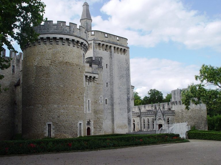 Château Guillaume de Lignac: A Medieval Fortified Castle in France